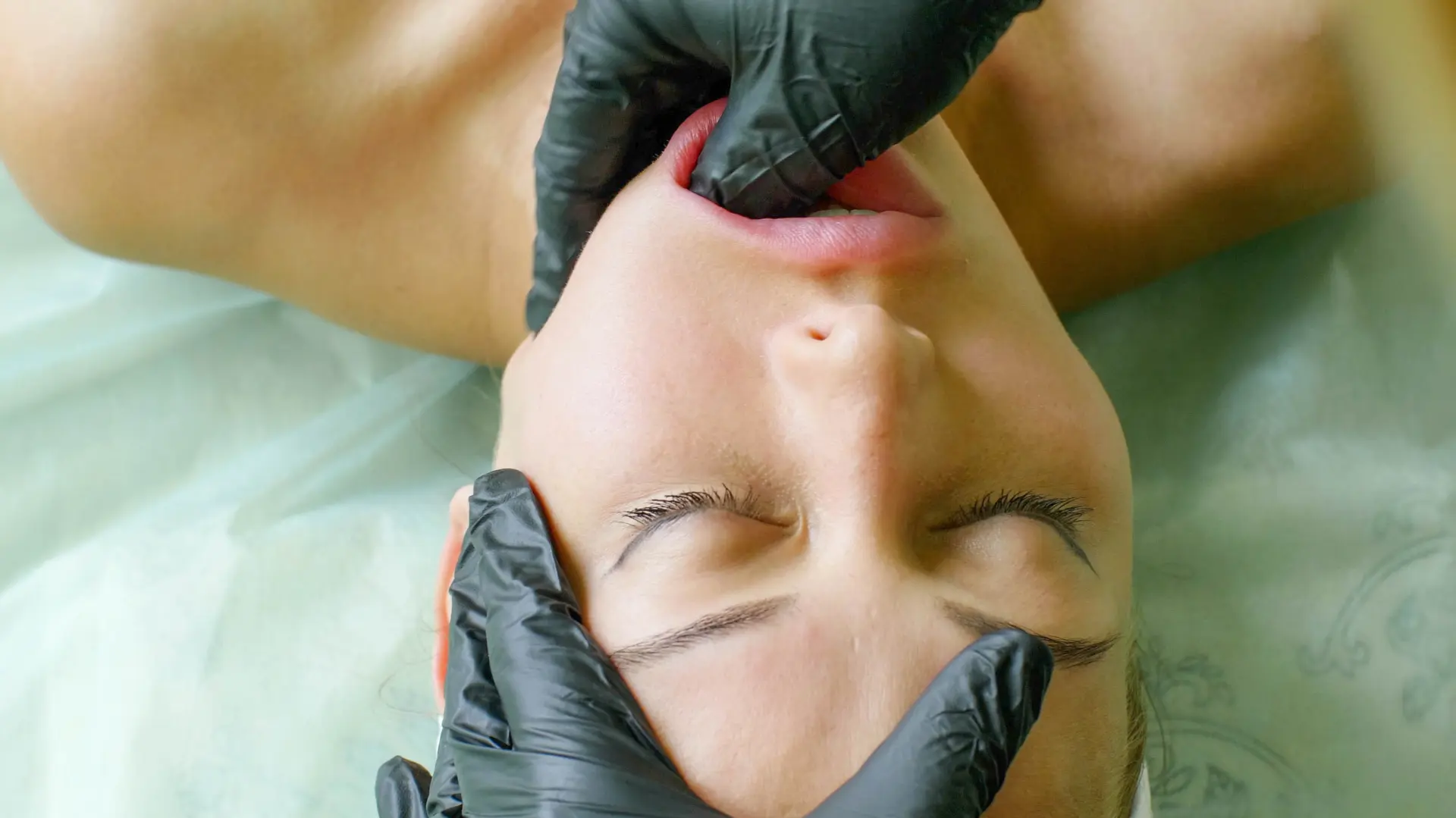 Terapia manualna żuchwy podczas fizjoterapii stomatologicznej
